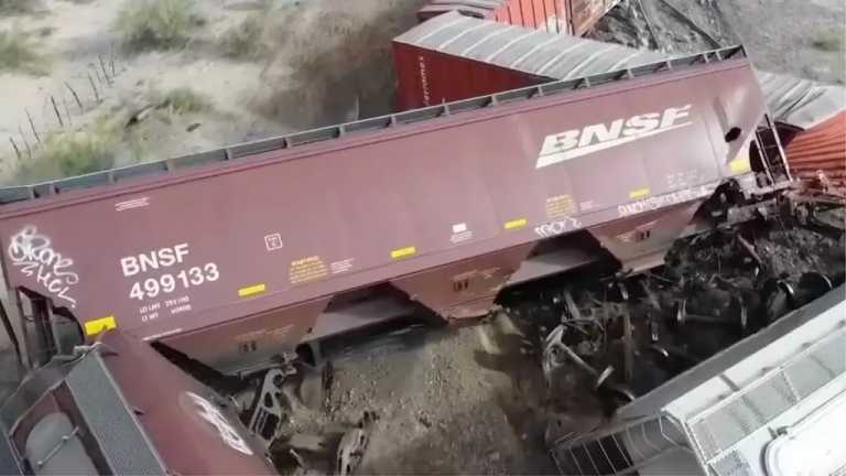 Tras el descarrilamiento de tren en Ahumada, Chihuahua, equipos de rescate, buscaron intensamente a un niño de cuatro años desaparecido.