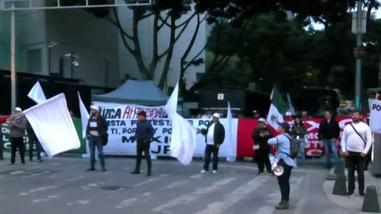 Manifestantes protestan la mañana de este jueves en inmediaciones del Senado de la República contra la Reforma al Poder Judicial