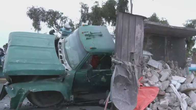 Se impactó un tractocamión con una camioneta en la avenida Central, en el Estado de México, en la incorporación de Carlos Hank González con la avenida 412. No se reportan personas lesionadas