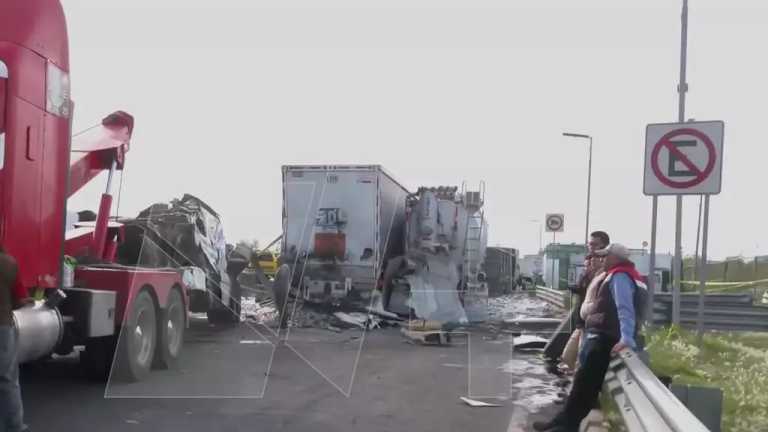 Una persona murió tras la volcadura de una unidad de carga en el Circuito Exterior Mexiquense, en Ecatepec, Estado de México. En el lugar se realizan maniobras para retirar el percance