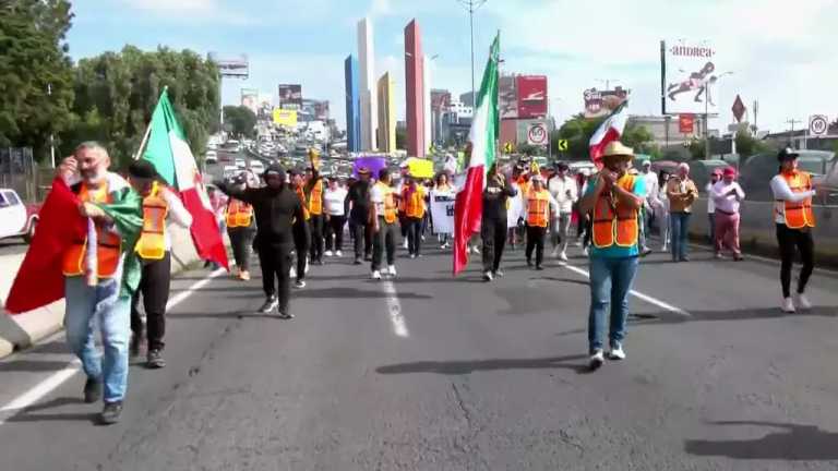 Manifestantes de Zacatecas y Querétaro avanzan sobre Periférico Norte, en contra de la reforma al Poder Judicial. Avanzan al Senado de la República y van tomando carriles centrales