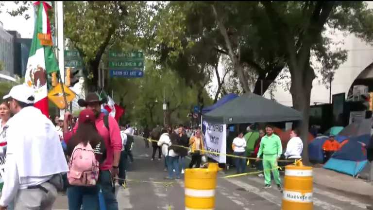 Manifestantes en contra de la aprobación de la reforma al Poder Judicial lanzan consignas en ambos sentidos de la avenida Paseo de la Reforma. La zona permanece resguardada por elementos de la SSC