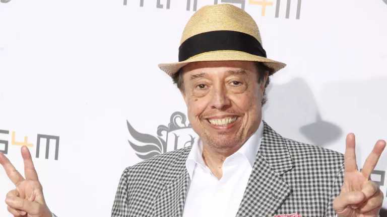 El icono de la música internacional Sérgio Mendes, quien trajo al mundo los alegres sonidos de su Brasil natal, falleció el 5 de septiembre de 2024 en Los Ángeles. Tenía 83 años