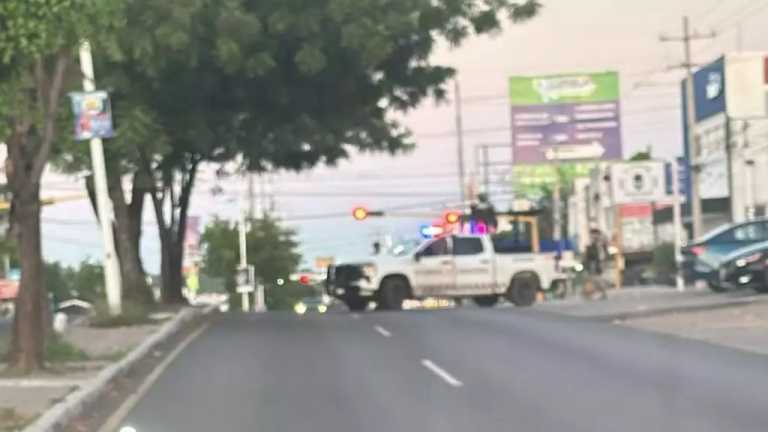 En Sinaloa, fueron suspendidas las clases por enfrentamientos entre civiles armados en el sector La Campiña en Culiacán. Autoridades realizan operativos en la zona