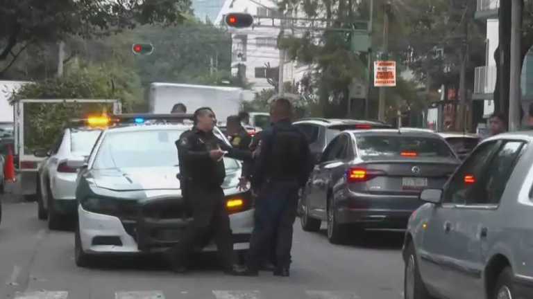 Una persona resultó lesionada por arma de fuego afuera del Colegio de Bachilleres número 20 en la colonia Del Valle, alcaldía Benito Juárez, luego de una trifulca entre dos estudiantes y tripulantes de una camioneta