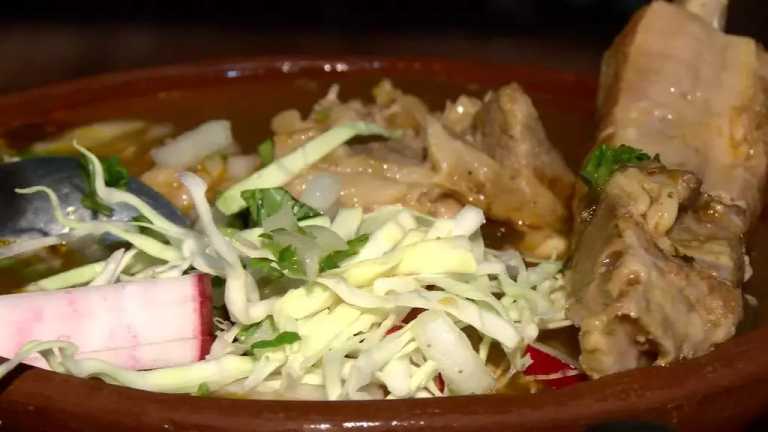 El pozole, el plato típico de México que se hereda por tradición familiar y proviene desde antes de la conquista española, se prepara con maíz, carne de puerco, chiles y especias.