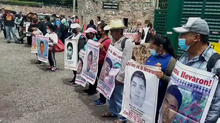 A partir de este miércoles y hasta el 27 de septiembre, normalistas de Ayotzinapa y padres de familia de los 43 estudiantes desaparecidos iniciarán una jornada de lucha para exigir justicia