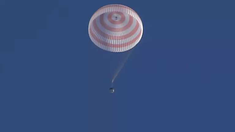 La nave Soyuz aterrizó con éxito en Kazajistán, transportaba a un astronauta de la NASA y dos cosmonautas. Después de un año regresaron a la Tierra