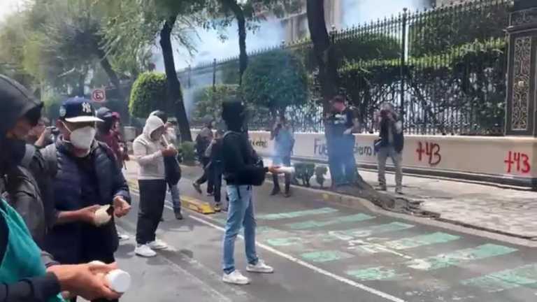 Un grupo de normalistas lanzó petardos al interior de la Secretaría de Gobernación y realizó pintas al exterior, a casi 10 años del Caso Ayotzinapa. No se reportan personas lesionadas