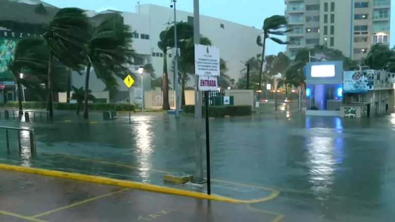 La tormenta tropical Helene provoca fuertes lluvias y ráfagas de viento en Cancún, Quintana Roo, además ya se registran caída de árboles y cortes de luz