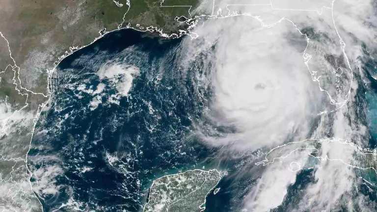 Helene se intensificó a huracán categoría 3 en su ruta a Florida, de acuerdo con el Centro Nacional de Huracanes de Estados Unidos