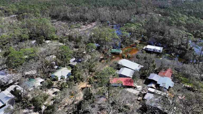 Tras el impacto de 'John' como huracán categoría 4 en Florida, las autoridades han confirmado 26 víctimas mortales. La emergencia no ha terminado