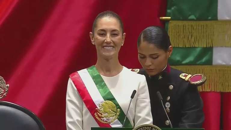 Ifigenia Martínez y Hernández, presidenta de la Cámara de Diputados, entregó este martes, 1 de octubre de 2024, la banda presidencial a Claudia Sheinbaum