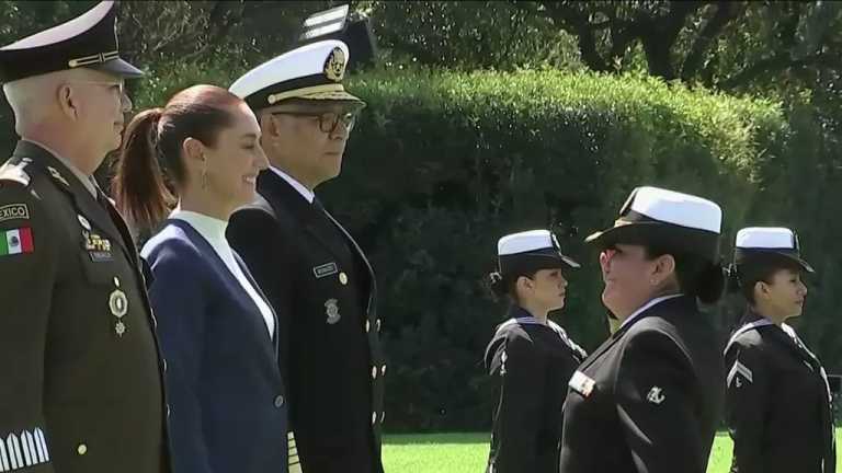 La presidenta Claudia Sheinbaum recibió la salutación de las Fuerzas Armadas y la Guardia Nacional, entre ellos Enrique Covarrubias López, subsecretario de la Sedena, y José Barradas Cobos, de la Marina