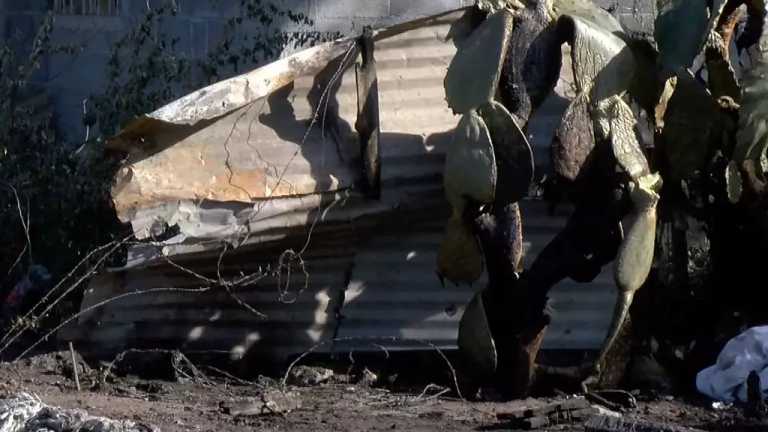 Tan solo bastó un instante para que las llamaradas se propagaran en una casa de madera y le quitarán la vida a un hombre de 57 años de edad que se encontraba en ese momento en una vivienda.