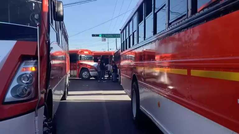 Camioneros se manifestaron en el Complejo Industrial Las Américas en Chihuahua, debido a que tienen algunos pagos atrasados. Además, mencionan que los directivos les han cancelado el contrato.