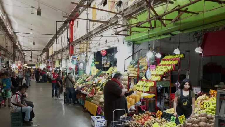 Una ola de intentos de fraude ha sido detectada por comerciantes de la Central de Abasto, en la CDMX; locatarios reciben llamadas de supuestos integrantes de bancos que les informan que les van a cambiar sus tarjetas de crédito, pero es un engaño