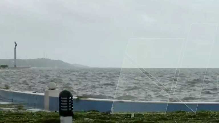 Una persona que trataba de ayudar a pescadores en Campeche cayó al mar y murió ahogada durante el paso del huracán Milton por la entidad