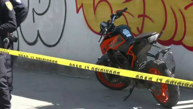 Un presunto asaltante murió este jueves después de accidentarse en la motocicleta en la que huía entre los límites de la alcaldía Iztapalapa y el municipio de Nezahualcóyotl