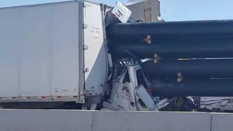 El accidente entre las unidades de carga se registró de sur a norte, a unos cuantos metros de llegar a lo que anteriormente era la garita del kilómetro 26, de Nuevo Laredo.