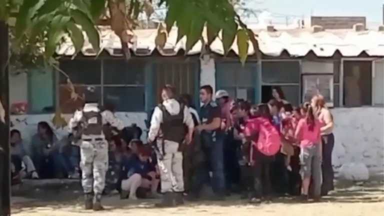 Más de 140 migrantes fueron hallados en el interior de un motel en la capital de Chihuahua. Autoridades avisaron al INM para su traslado a un refugio.