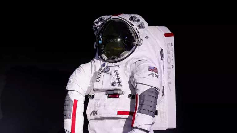 Axiom Space y una marca de lujo presentaron el nuevo diseño de sus trajes espaciales. Permitirán a los astronautas realizar caminatas de ocho horas en la misión de la NASA Artemis III, para regresar a la Luna