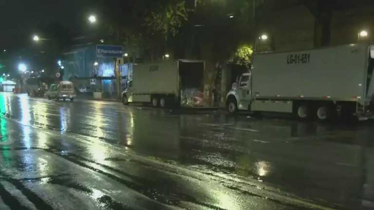 Las calles de la Ciudad de México, amanecieron húmedas debido a la lluvia que se va intensificando a ratos y a otros se mantiene leve, se recomienda tener precaución al conducir un vehículo