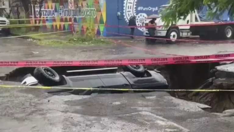 Una camioneta con cinco integrantes cayó en un enorme socavón provocado por las fuertes lluvias por el frente frío número 5 en Veracruz; además tres lanchas se hundieron en el puerto