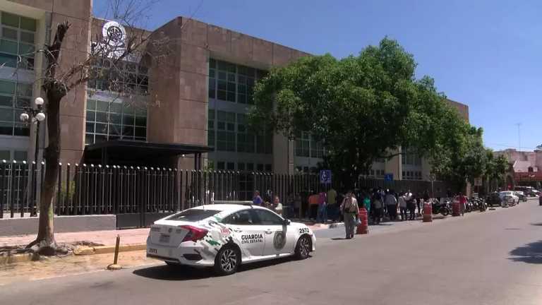 Los agentes se acercaron a los directivos y afirmaron no conocer a esa persona como parte de la institución. En consecuencia se le informó a la indicada que sería puesta a disposición pero la persona agredió a los elementos con golpes.