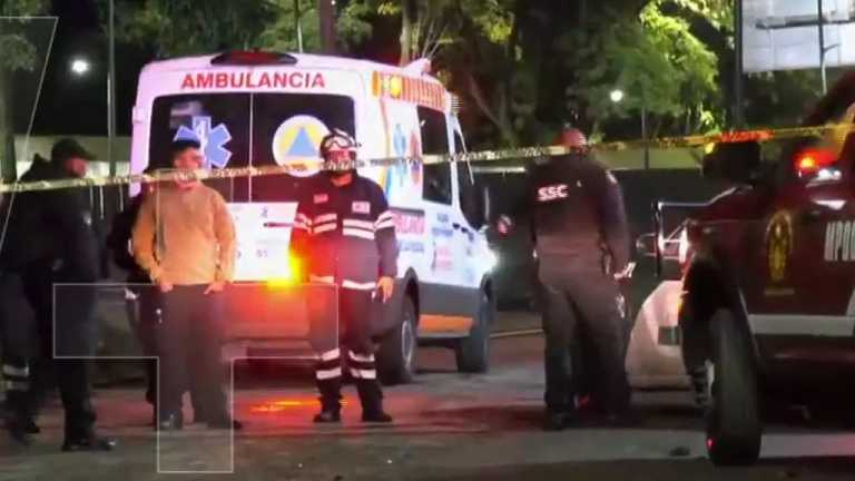 Equipos de emergencia acuden a las inmediaciones de la colonia 10 de Abril, luego de un percance automovilístico que dejó una persona muerta