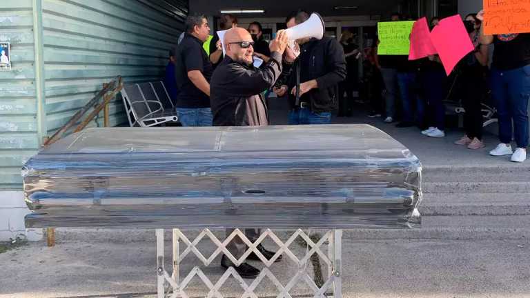 Maestros de Matamoros se congregaron frente a las instalaciones del hospital del ISSSTE para exigir una mejor atención médica. La manifestación se distinguió por la presencia de un féretro.