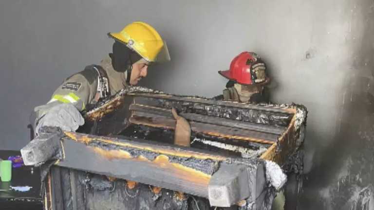 Vecinos mencionaron a las autoridades que 8 menores se encontraban al interior del domicilio cuando inició el incendio, por lo que entre varios vecinos se organizaron para rescatar a los menores.