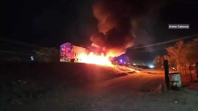 El conductor de un vehículo sedán perdió la vida, al chocar de frente contra un tráiler cargado de algodón, mismo que se incendió tras el impacto. El fatal accidente se registró en el municipio de Caborca