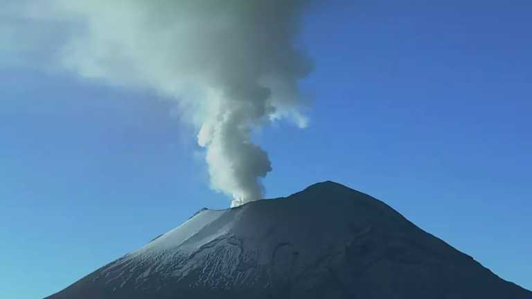 En las últimas horas se detectaron 22 exhalaciones del volcán Popocatépetl. Se contabilizaron mil siete minutos de tremor, que son microsismos. Anoche lanzó una exhalación con material incandescente