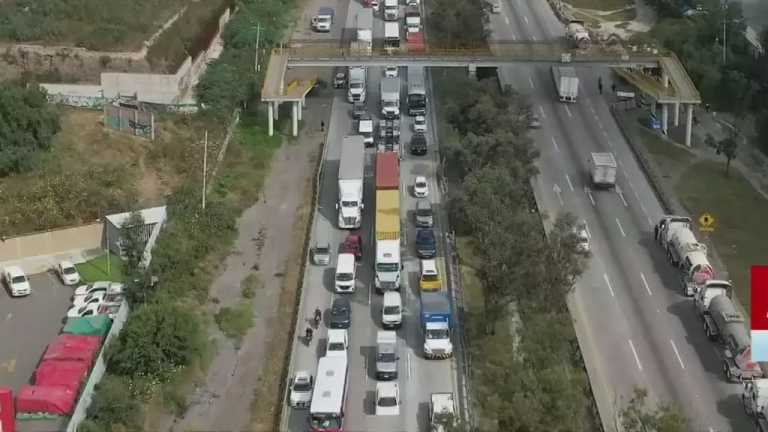 El dron de N+ FORO captó imágenes áreas del caos vial por el choque múltiple que involucra a tres tráileres en el kilómetro 33 + 800 la autopista México-Querétaro, en Tepoztlán, Estado de México