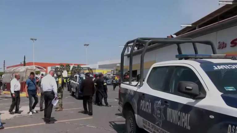 Fue desalojada la plaza Las Américas en Ecatepec, Estado de México, por un incendio registrado por un corto circuito en una zapatería