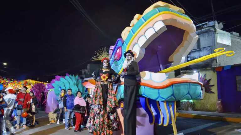 Desde hace 13 años, la colonia Santa Cecilia en la Alcaldía Tláhuac de CDMX, recibe a miles de personas para disfrutar de las calaveras gigantes que visten la calle Francisco Santiago Borraz