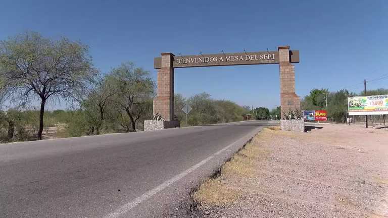 En el interior de un carro y por fuera de otro, en Mesa del Seri, zona rural del municipio de Hermosillo, fueron encontrados los cuerpos sin vida de dos hombres.