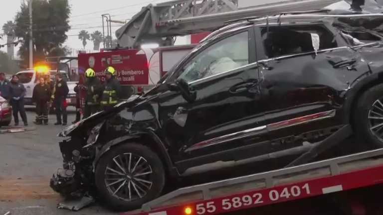 En CDMX y el Estado de México sigue creciendo el fenómeno de los autos voladores. Esta mañana una camioneta voló y cayó de un puente en Loma Bonita, en Cuautitlán Izcalli, Estado de México