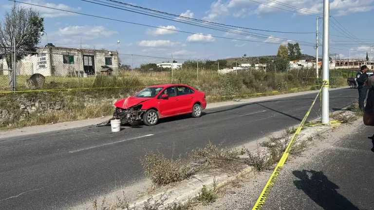 Después de una persecución y ataque a balazos, una mujer terminó tendida sobre el pavimento de la carretera a Valsequillo en Puebla.