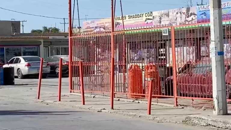 Un hombre de aproximadamente 35 años fue asesinado a balazos en una plaza comercial de la Colonia Terrenos Nacionales.