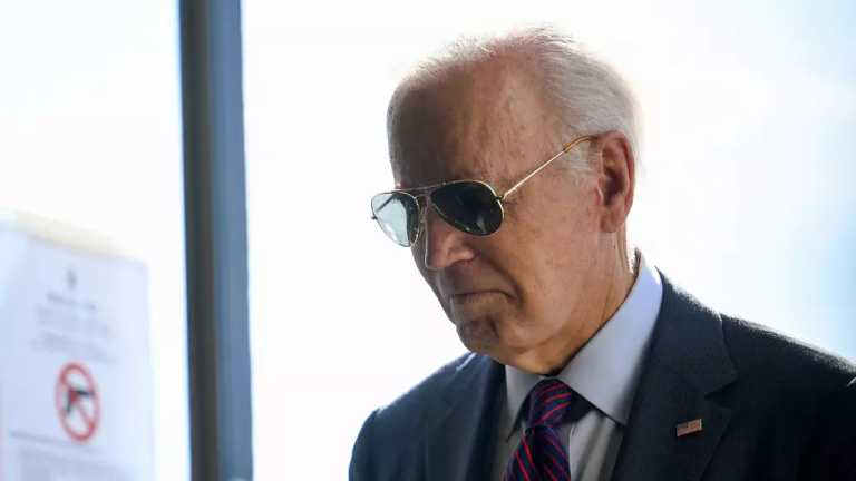 El presidente de EUA, Joe Biden ingresó a un centro de votación en Wilmington, Delaware, para poder votar por anticipado; desde temprano se formó en la fila junto a otros ciudadanos