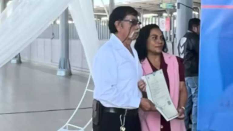 Una pareja confirmó su amor entrelazándose en matrimonio, sin embargo, la ceremonia se llevó a cabo en una terminal del transporte público de León, ante autoridades municipales.