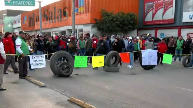 Trabajadores de municipios e instituciones descentralizadas del Estado de México colapsan la circulación en la Vía Morelos, a la altura de la Y Griega