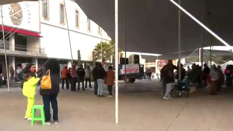 Por tercer día consecutivo, los trabajadores del Ayuntamiento de Ecatepec, continúan manifestándose. Muchos se encuentran afuera del Palacio Municipal. No se descartan movilizaciones