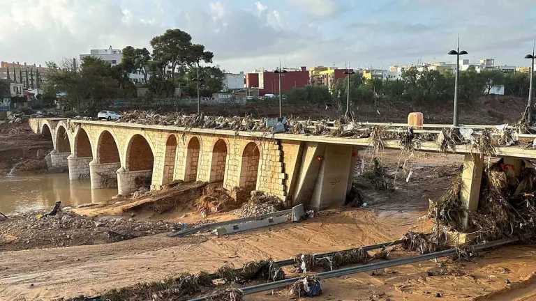 En España enfrentan el peor desastre natural en los últimos 30 años, debido a la Depresión Aislada en Niveles Altos (DANA). Las lluvias generaron caos en Valencia. La cifra de muertos podría aumentar