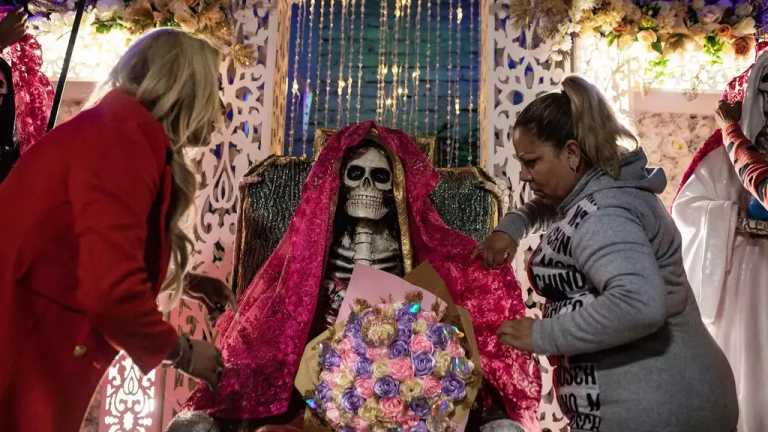 La Santa Muerte no es reconocida por la iglesia católica, sin embargo, sus devotos, la mayoría de los sectores más populares de la Ciudad de México, dicen que es como cualquier otro santo