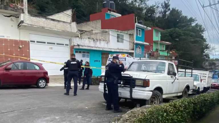 Derivado de una discusión familiar, una mujer presuntamente mató a disparos a su pareja en una vivienda de Xalapa, y luego huyó.