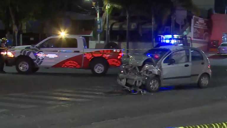 Una mujer falleció después de chocar el vehículo que conducía contra otros dos autos en la intersección del bulevar Insurgentes y la avenida León, la víctima quedó prensada.