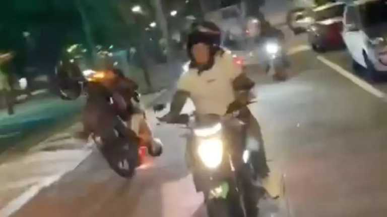 Dos jóvenes que viajaban a bordo de una motocicleta resultaron lesionados al derrapar después de intentar hacer una acrobacia durante la rodada del terror en la ciudad de Orizaba.